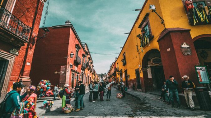Las remesas mexicanas son las más grandes del continente; las empresas cripto quieren una parte