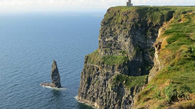 Bitcoin and Stocks Drop; Analysts See Risk of Further Downside