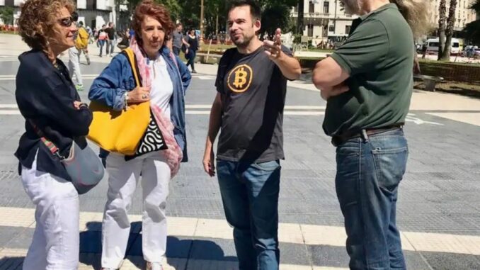 Es argentino, ofrece tours en Airbnb para explicar bitcoin y a los turistas les encanta